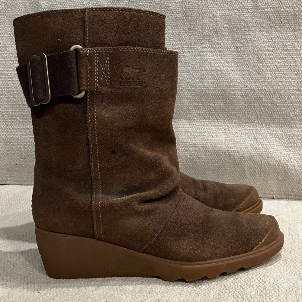 Sorel Women's 7 1/2 brown mid calf Suede Wedge Boots